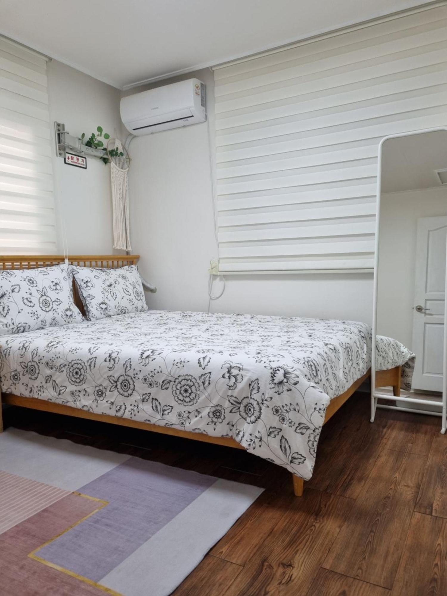 Biệt thự Hongdae Sky View Private Roof Garden House 2br 2qb 1ssb Free Wifi Starbucks Capsule 외국인전용 Seoul